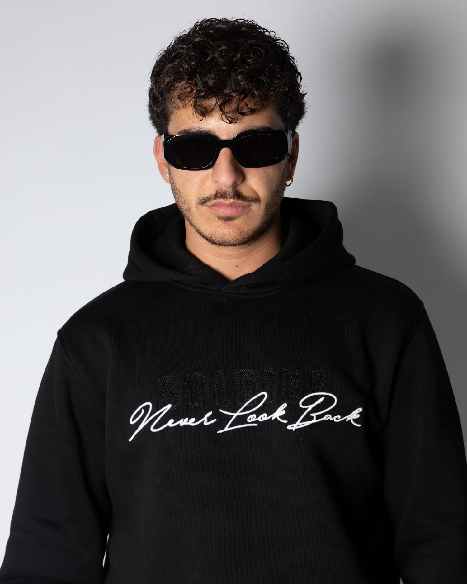 SOLDIER FELPA NEVER LOOK NERA